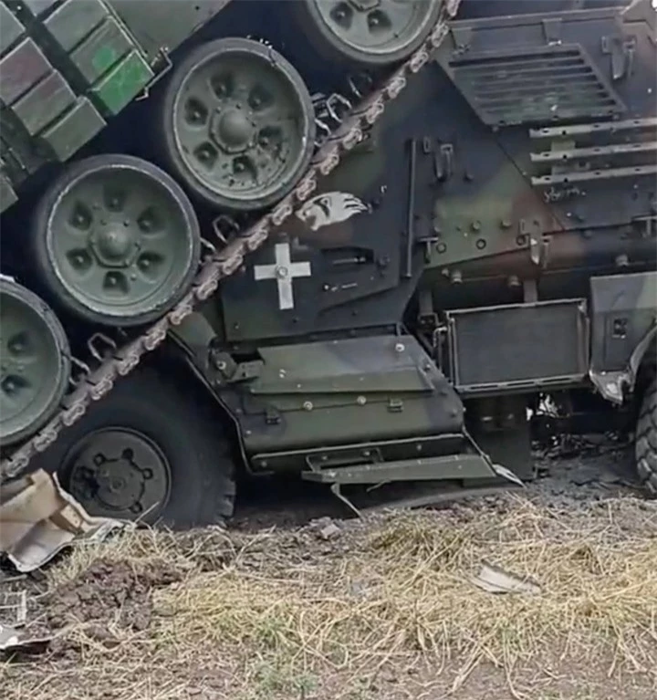 Góc nhìn cho thấy chiếc T-72 đè bẹp phần trước của chiếc MRAP.