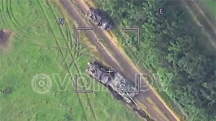 Hình ảnh từ UAV Lancet của Nga cho thấy chiếc -72 đang đẩy chiếc MRAP