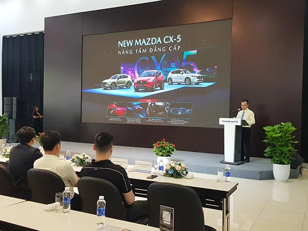 Phó Tổng giám đốc THACO Auto Đoàn Đạt Ninh giới thiệu về mẫu xe New Mazda CX-5. 