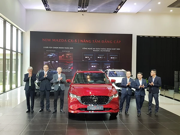 Lãnh đạo THACO Auto chúc mứng sự kiện mẫu xe New Mazda CX-5 chính thức ra mắt thị trường Việt Nam.