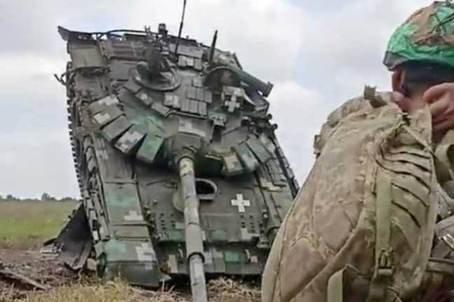 Điều gì khiến xe tăng T-72 và xe bọc thép MRAP của Ukraine đè lên nhau?