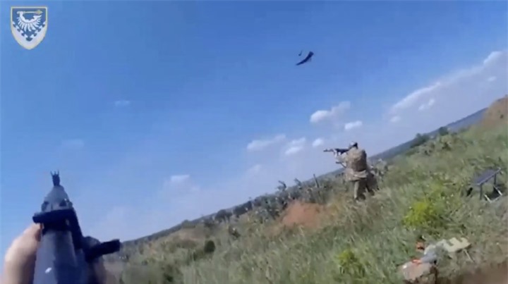 Các binh sĩ Ukraine bắn hạ UAV Lancet của Nga. (Ảnh: Reuters)
