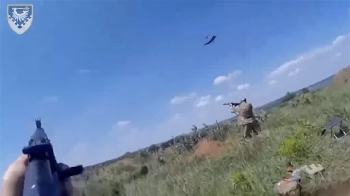 Các binh sĩ Ukraine bắn hạ UAV Lancet của Nga. (Ảnh: Reuters)