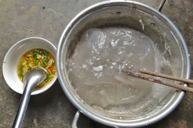 Cả tuổi thơ ùa về với món bột sắn chấm nước mắm của người Bình Định