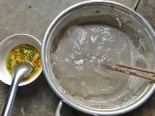 Cả tuổi thơ ùa về với món bột sắn chấm nước mắm của người Bình Định