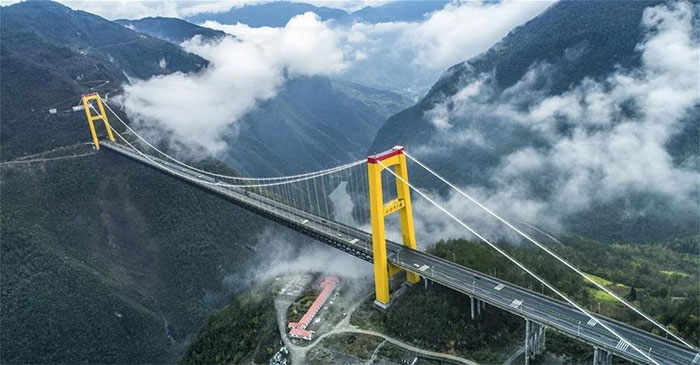 Sử dụng tên lửa để... xây cầu Siduhe, Trung Quốc khiến thế giới ngỡ ngàng với công trình "đi trên mây"