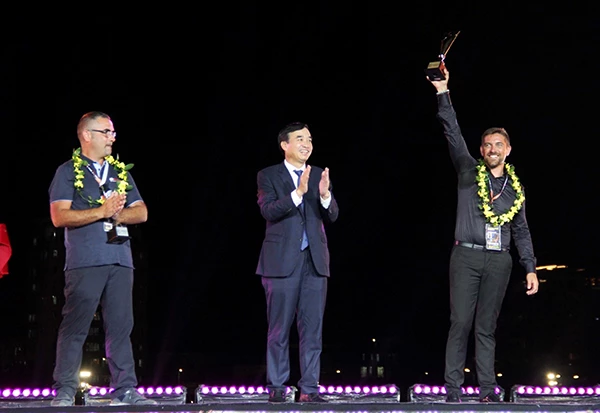Chủ tịch UBND TP Đà Nẵng Lê Trung Chinh trao giải cho đội Arteventia (Pháp) vô địch và Martarello Group S.R.L (Ý) á quân DIFF 2023.