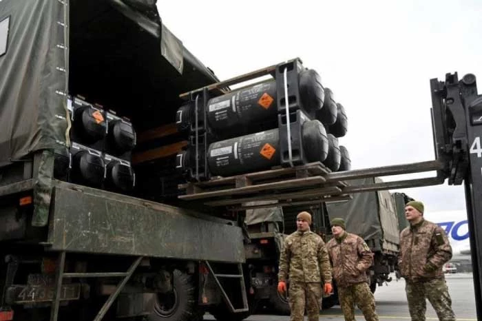 Lính Ukraine bốc dỡ lô tên lửa Javelin do Mỹ gửi. (Ảnh minh họa: CNN)