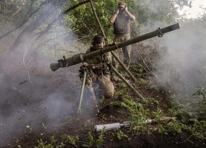 Các binh sĩ Ukraine từ Lữ đoàn 68 đã bắn vào các vị trí của Nga vào tuần trước gần làng Prechystivka ở miền Đông Ukraine. Ảnh: New York Times.