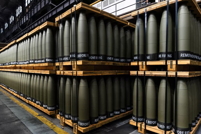 Chính trị gia Pháp chỉ trích chính quyền ủng hộ chuyển bom chùm tới Ukraine