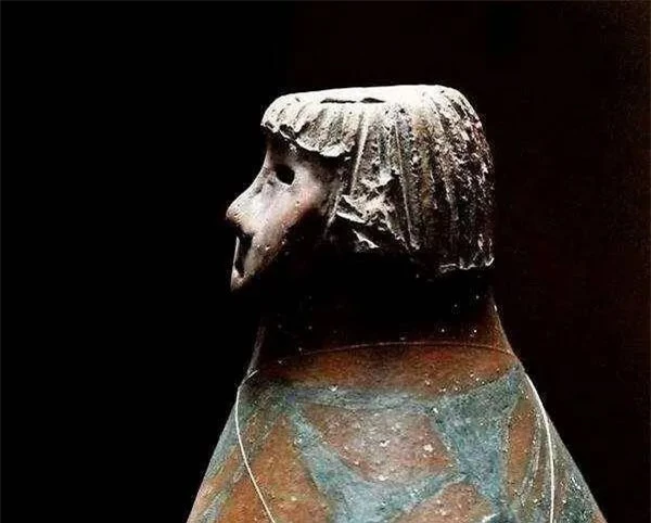 Hóa ra chiếc bình gốm này có niên đại cách đây 5.000 năm.