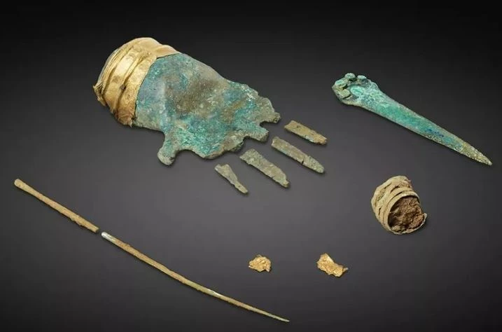 Bộ đồ vật được tìm thấy trong ngôi mộ của Prêles: tất cả đồ vật đều bằng đồng trừ những miếng vàng tấm quấn quanh bàn tay.