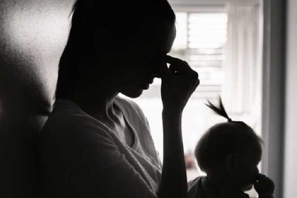 Mẹ chồng bắt ở cữ sau sinh, 1 tháng vẫn không được tắm gội