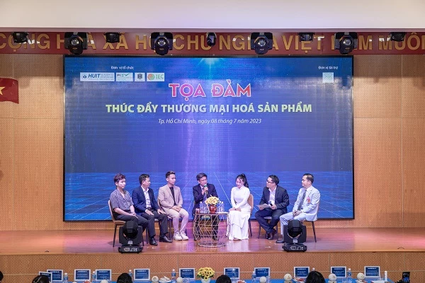 Các diễn giả thảo luận tại tọa đàm.