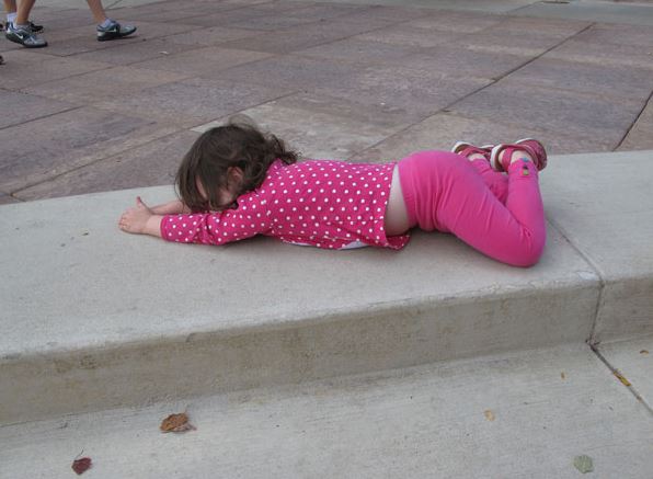 Mách mẹ 6 cách xử lý khi con ăn vạ cực hay ai cũng làm được