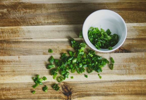 Bất ngờ với mẹo trị mụn trứng cá bằng hành lá cực hiệu quả