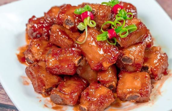 Đừng làm sườn xào chua ngọt nữa, đem om thế này cơm nấu nồi đầy cũng hết