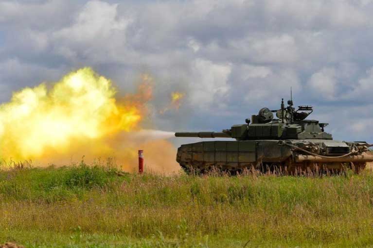 Xe tăng T-80BVM Nga hạ thiết giáp Bradley từ khoảng cách siêu xa... 9,5 km?