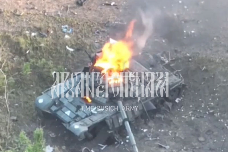 Đoàn xe quân sự Ukraine bốc cháy dữ dội sau khi bị phục kích