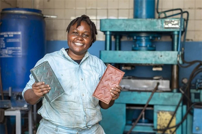 Bỏ việc văn phòng khởi nghiệp từ rác, cô gái châu Phi tái chế hàng tấn rác nhựa thành loại gạch bền và rẻ  - Ảnh 1.