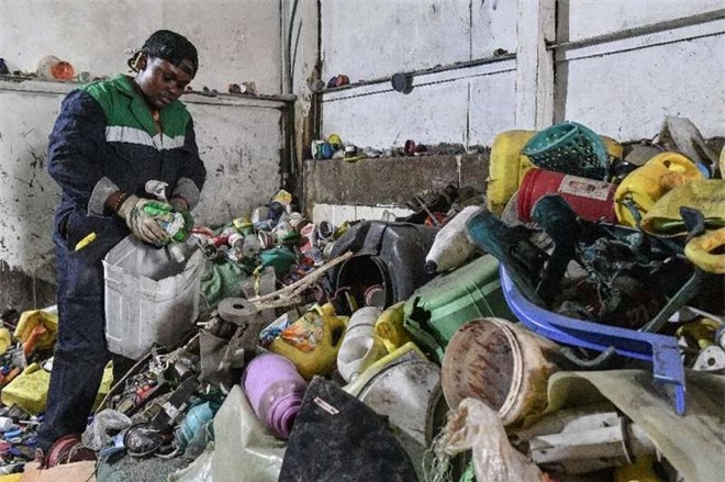 Bỏ việc văn phòng khởi nghiệp từ rác, cô gái châu Phi tái chế hàng tấn rác nhựa thành loại gạch bền và rẻ  - Ảnh 3.