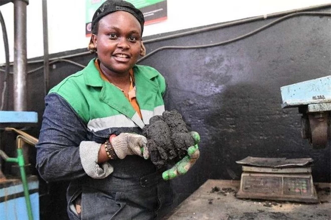 Bỏ việc văn phòng khởi nghiệp từ rác, cô gái châu Phi tái chế hàng tấn rác nhựa thành loại gạch bền và rẻ  - Ảnh 9.