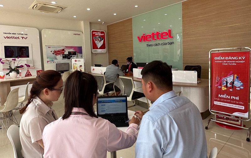 Nhân viên Viettel Lâm Đồng hướng dẫn người dân thực hiện đăng ký doanh nghiệp qua mạng. 