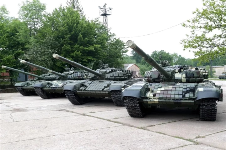 Xe tăng T 72 và T-64 được trưng bày tại Nhà máy sửa chữa thiết giáp Lviv của Ukraine trước xung đột. (Ảnh: Sputnik)
