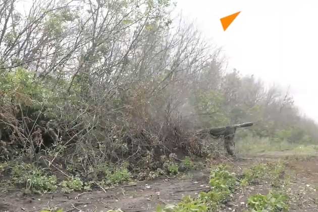 Clip: Pháo chống tăng Rapira của Nga nhả đạn diệt súng cối và xe tăng đối phương