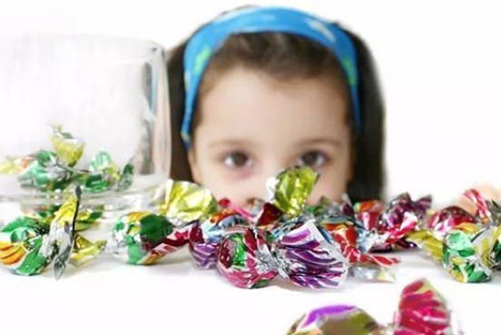 Sự khác biệt giữa trẻ ăn đồ ngọt và không ăn đồ ngọt: Ảnh hưởng sức khỏe và tâm lý