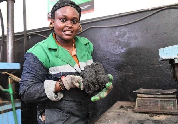 Bỏ việc văn phòng khởi nghiệp từ rác, cô gái châu Phi tái chế hàng tấn rác nhựa thành loại gạch bền và rẻ