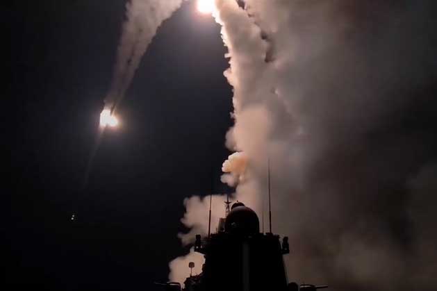 Clip: Tàu chiến Nga phóng tên lửa vào nơi tập trung quân Ukraine