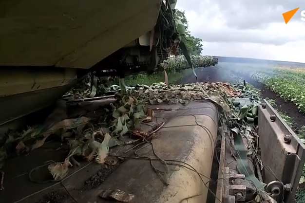 Clip: Xe tăng Nga ngụy trang bắn nhiều loại đạn pháo về cứ điểm Ukraine
