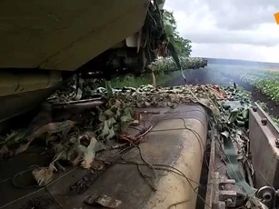 Clip: Xe tăng Nga ngụy trang bắn nhiều loại đạn pháo về cứ điểm Ukraine