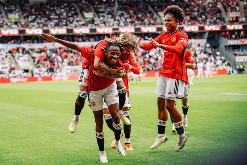 CLIP: Mason Mount ra mắt mờ nhạt, Man Utd vẫn hạ Leeds 2-0