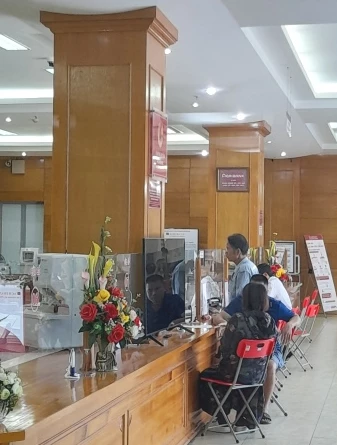 Khách hàng giao dịch tại ngân hàng Agribank chí nhánh Hà Tĩnh II.