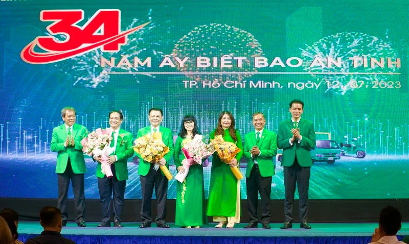 Ban lãnh đạo Tập đoàn Mai Linh tri ân các cổ đông sáng lập.