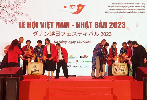 Thực hiện nghi thức đập rượu Sake khai mạc Lễ hội Việt Nam - Nhật Bản 2023 tại Đà Nẵng.