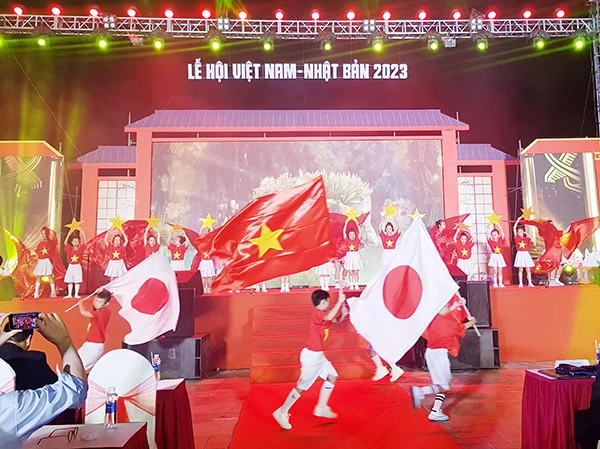 Các em học sinh Đà Nẵng múa hát chúc mừng lễ hội thành công.