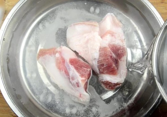 Thịt có đông cứng cõ nào cũng sẽ rã sau ít phút chỉ với vài giọt này
