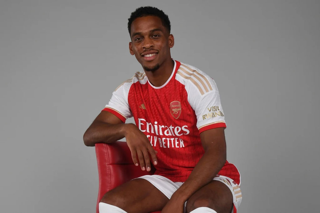 CHÍNH THỨC: Arsenal chiêu mộ Jurrien Timber với giá 40 triệu bảng