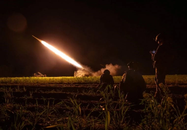 Binh sỹ Ukraine bắn rocket về phía Bakhmut trong một chiến dịch ban đêm. Ảnh: NY Times.