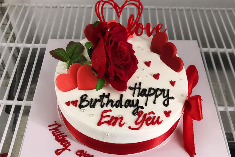 Đi làm về thấy chiếc bánh kem trên bàn, tôi rớt nước mắt vì sự chu đáo của chồng