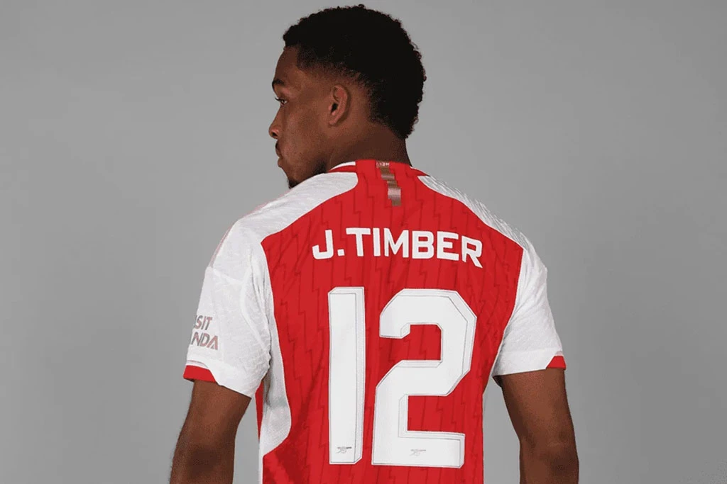 Jurrien Timber mặc áo số 12 tại Arsenal.