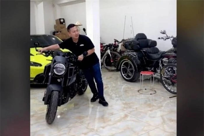 Theo nguồn tin trên ZingNews, đại gia Hoàng Kim Khánh vừa tậu chiếc mô tô KTM Brabus 1300 R. Đây là sản phẩm hợp tác giữa Brabus và KTM. (Ảnh: Zing)