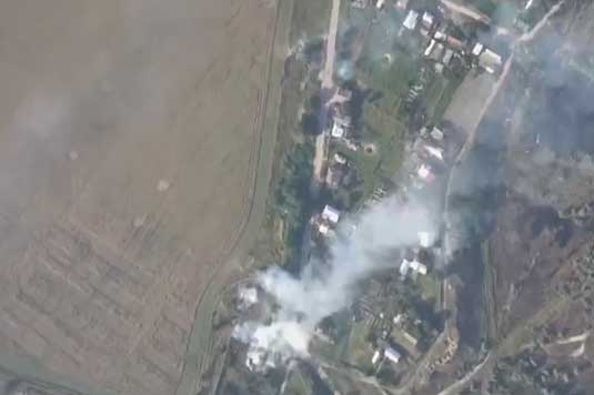 Clip: Quân đội Nga đánh phủ đầu đội hình Ukraine, phá hủy các xe quân sự