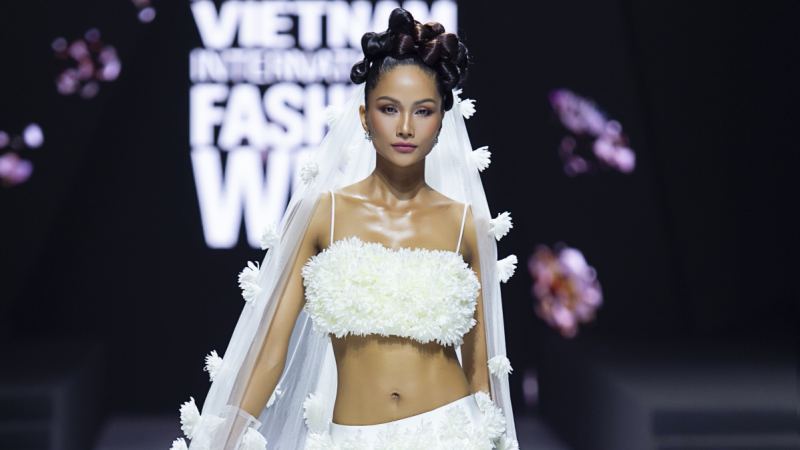 Diện váy cưới hở eo, siêu ngắn, H’hen Niê khoe khéo body vạn người mê khi làm vedette