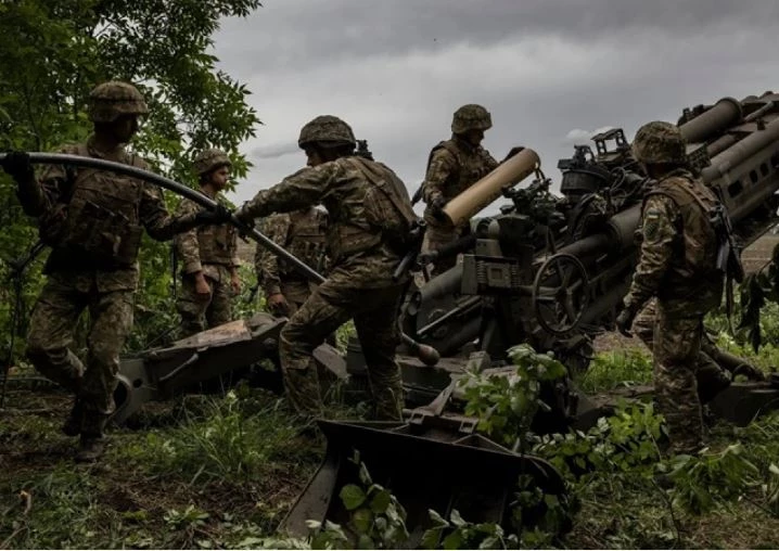 Các binh sĩ Ukraine điều khiển lựu pháo M777 hướng về phía những vị trí của quân đội Nga ở vùng Donetsk hồi tháng 7. Ảnh: Reuters.