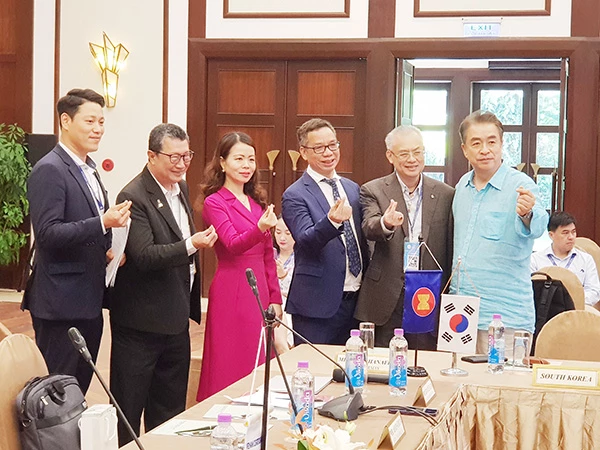 Trợ lý Bộ trưởng Ngoại giao Nguyễn Minh Hằng và các đại biểu tham dự hội nghị.