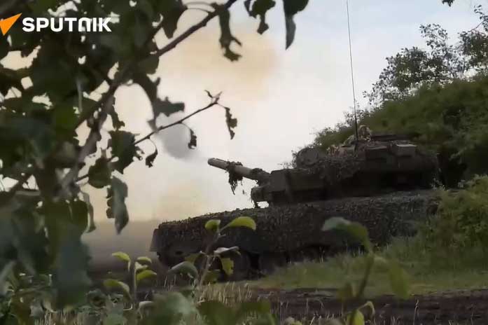 Xe tăng T-80BV Nga phá hủy cứ điểm quân Ukraine